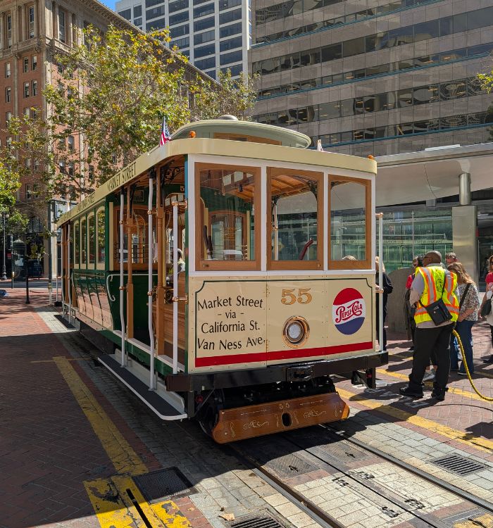 Cable car waiting at the California and Drumm stop.