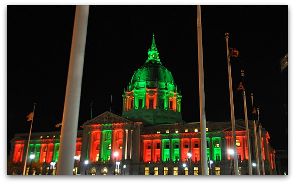 Das Rathaus von SF erstrahlt zu Weihnachten in Grün-Rot's City Hall Decked Out in Green & Red for Christmas