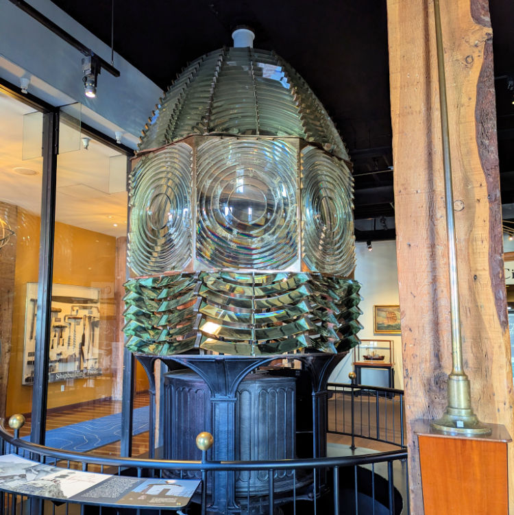 Lighthouse light at the Welcome Center in Fisherman's Wharf