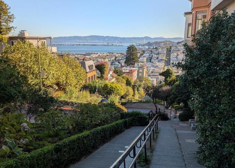 Sidewalk to walk down Lombard Street 