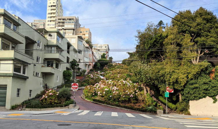 Slow morning at Lombard Street in San Francisco