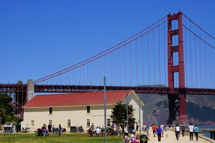 Warming Hut and the Golden Gate Bridge